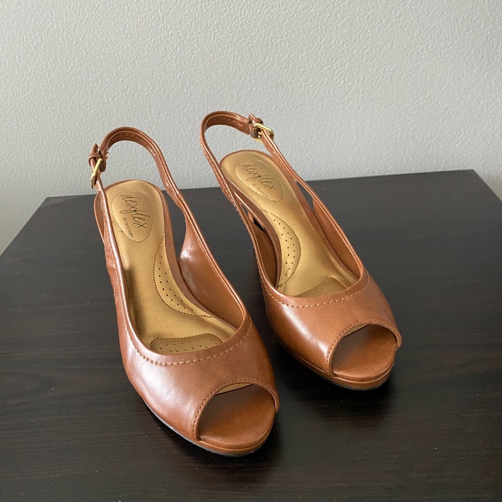 Light Brown Dexter Brand Sandals. Size 8.5. New Without Tags